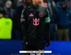 包含射手梅开二度，带领球队摆脱低迷的词条